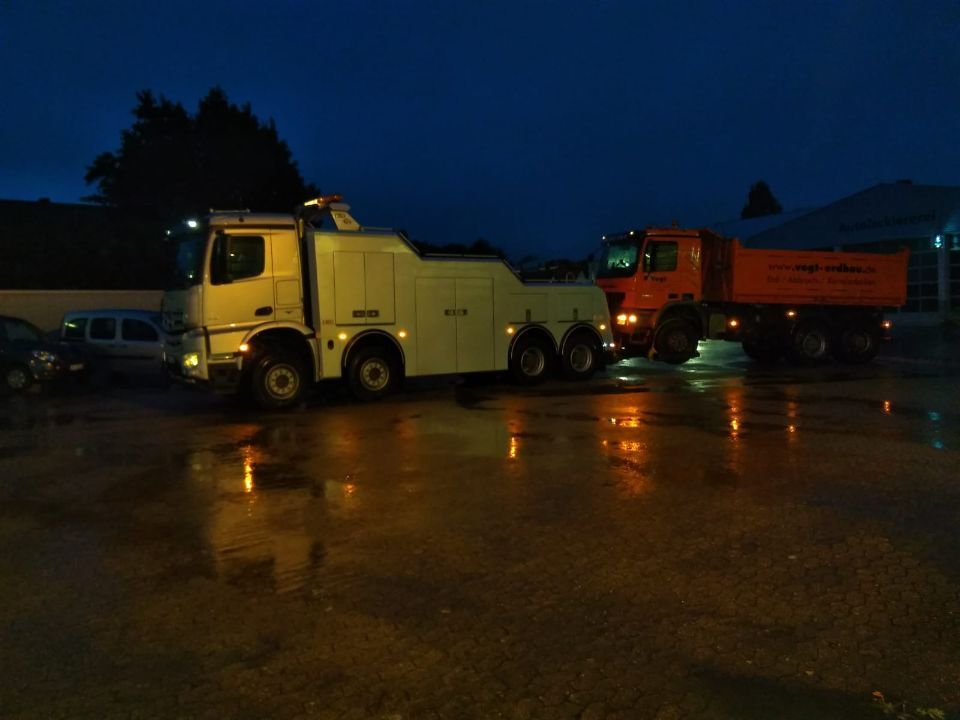 Abschleppfahrzeug in der Nacht