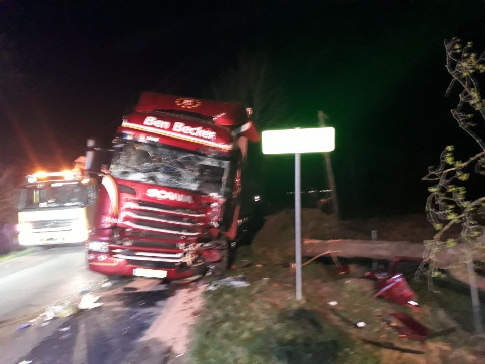 Rotes Abschleppfahrzeug in Aktion