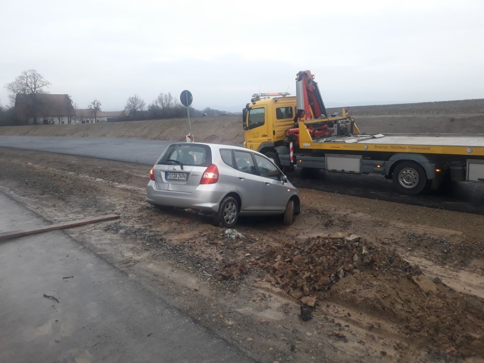 Silbernes Auto wird abgeschleppt