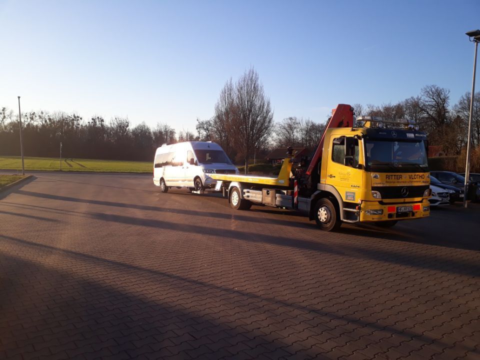 Abschleppdienst auf einer Landstraße
