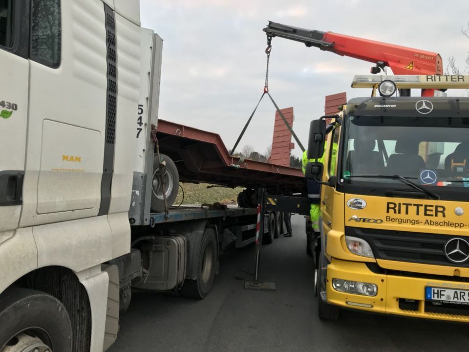 Abschleppdienstfahrzeuge nebeneinander