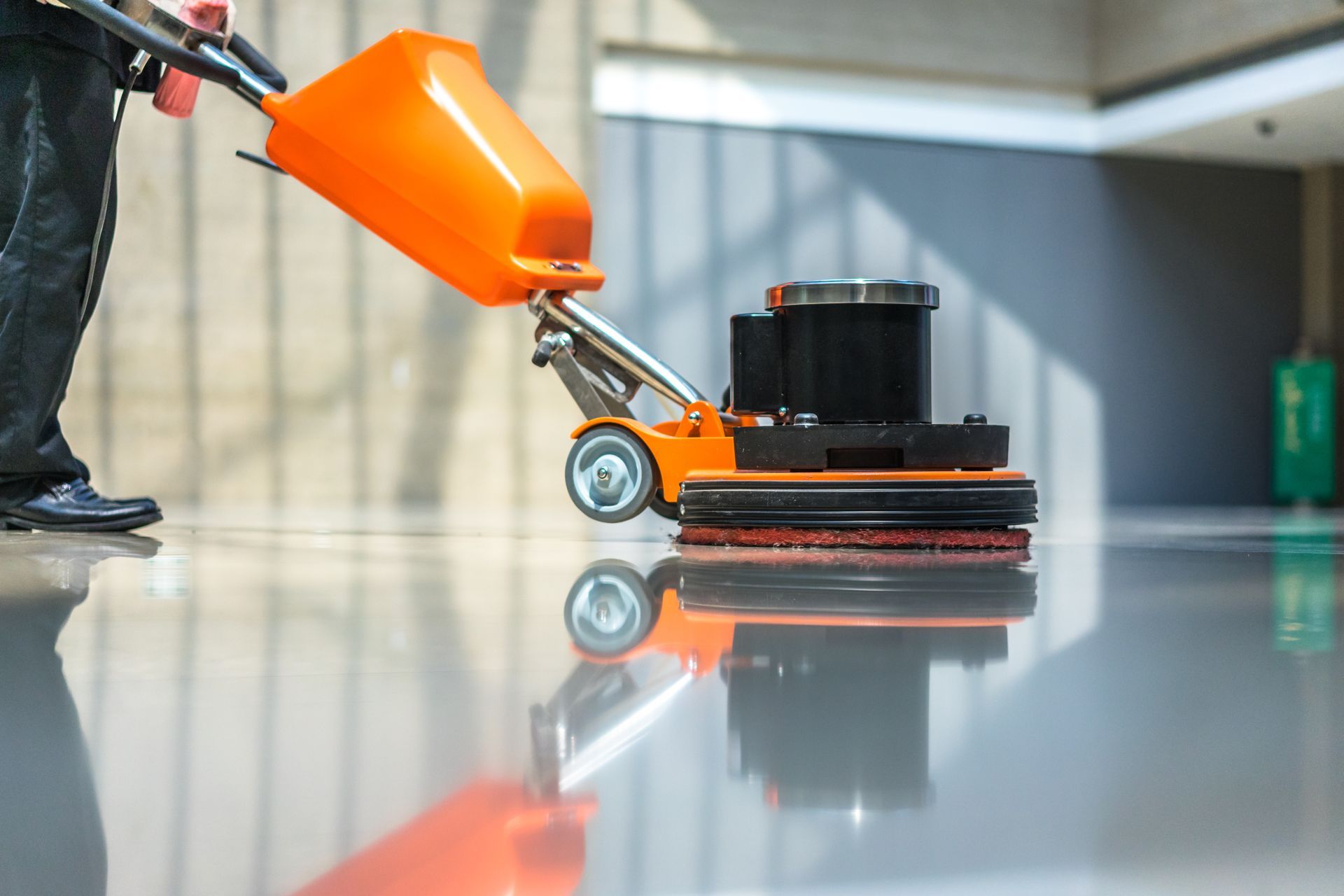 Ein Mann reinigt eine Glasfassade.