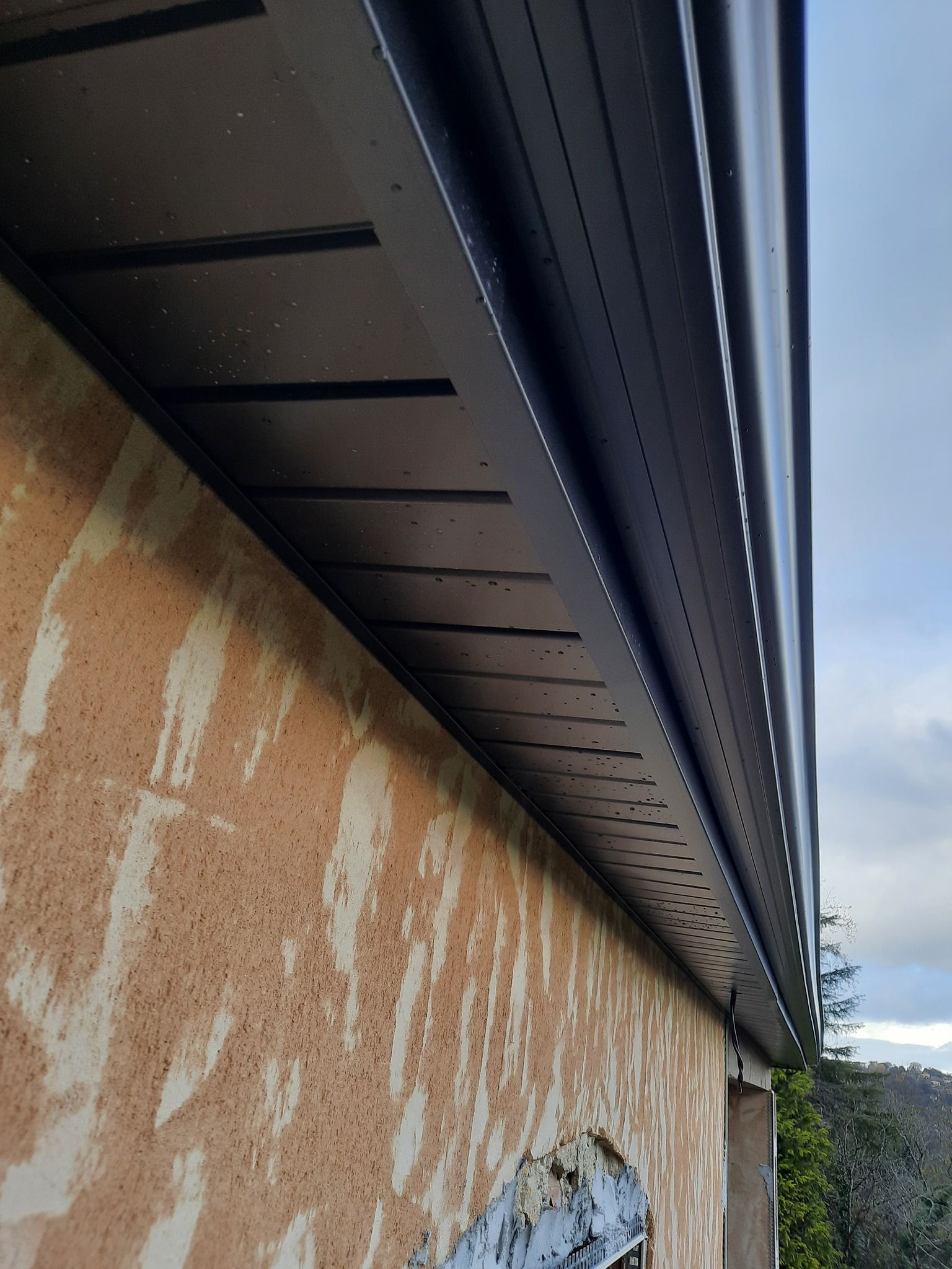 Sous-face noire avec habillage de rive.