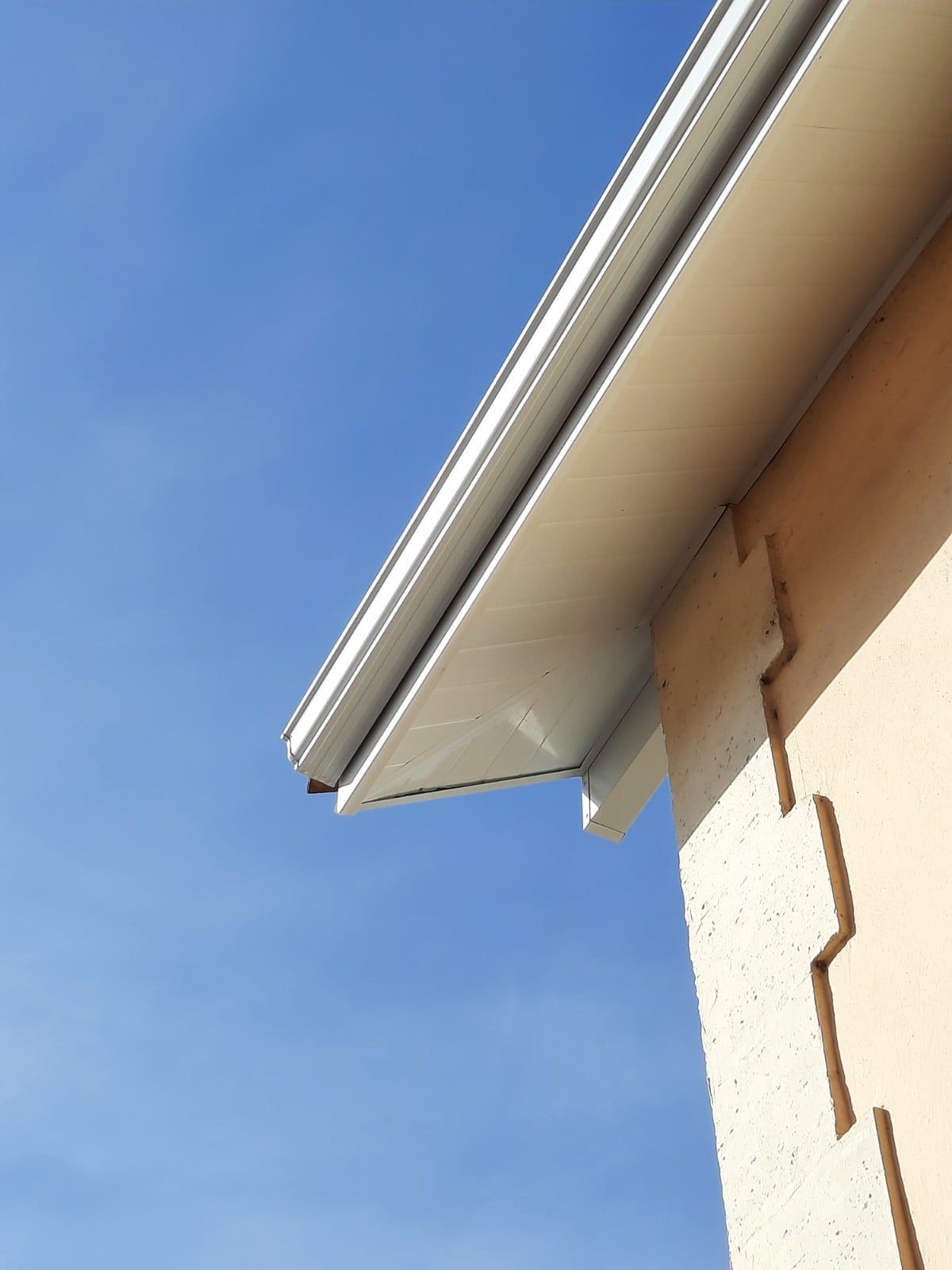 Coin d'une maison avec sous-face métallique.