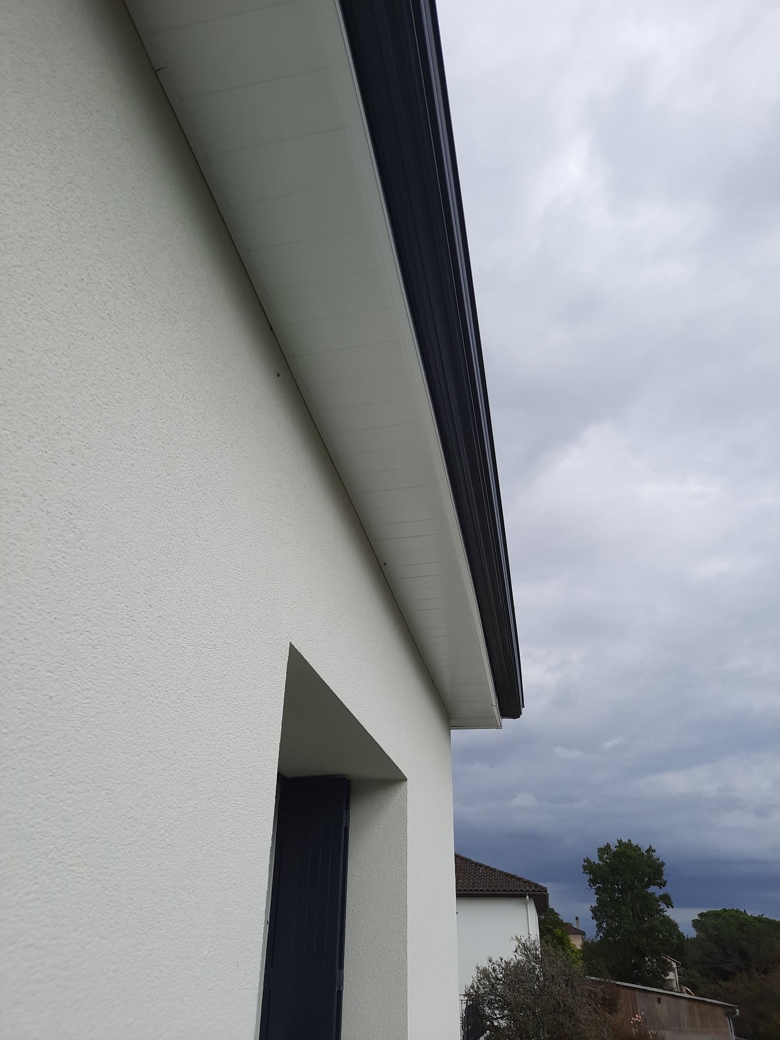 Bordure de toiture en aluminium noir.