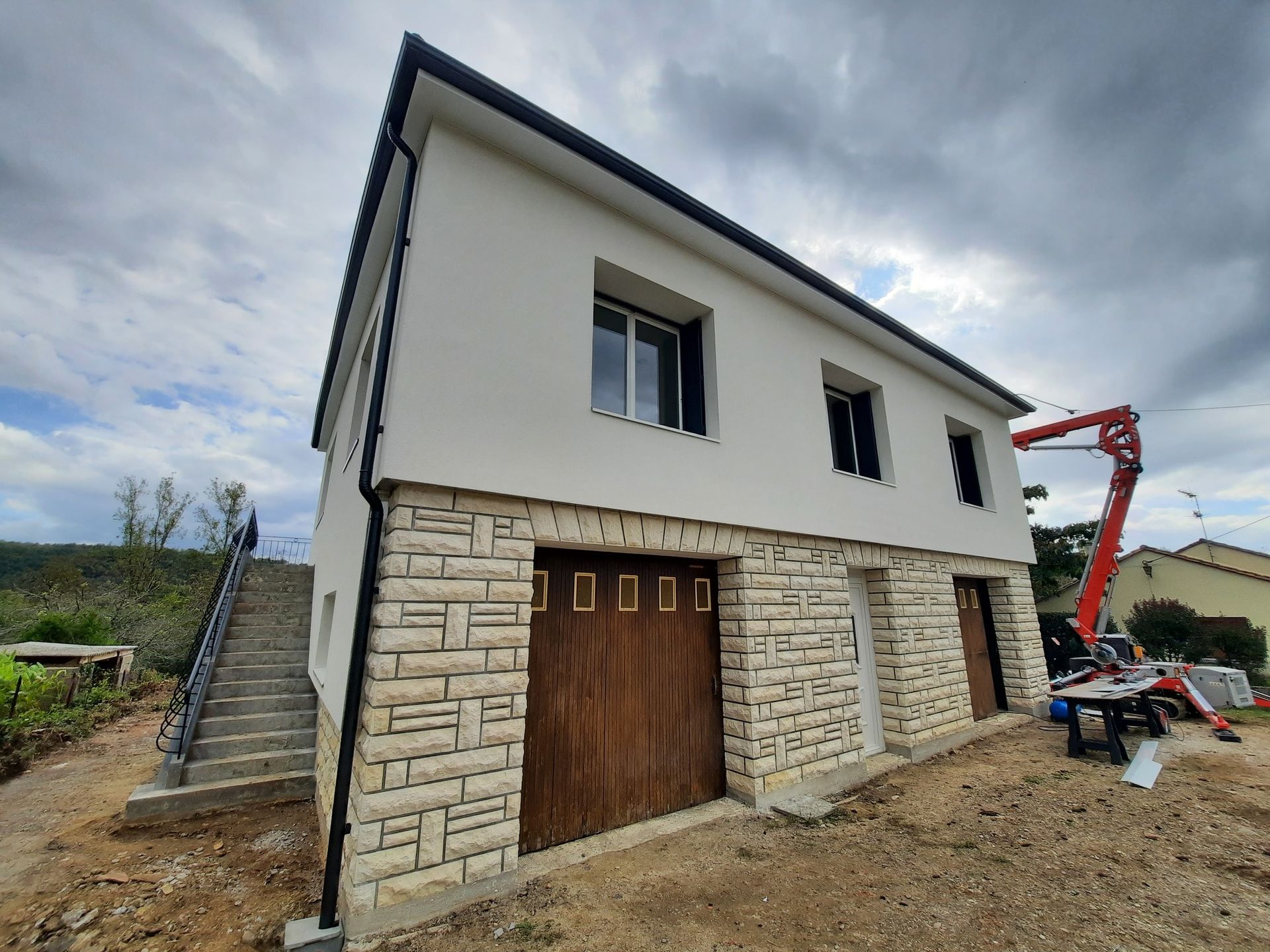 Maison avec gouttière noire.
