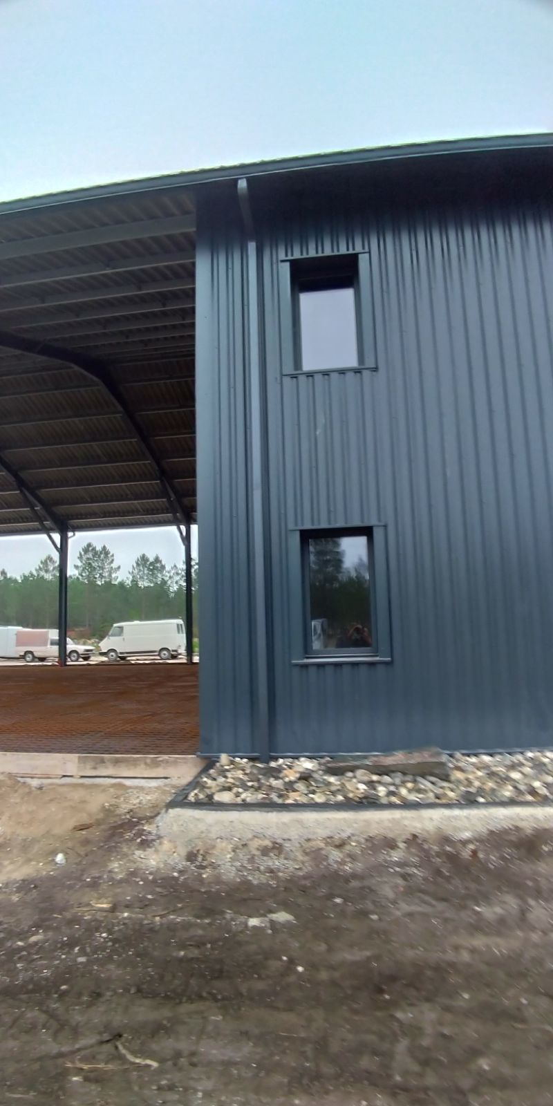 Façade d'un bâtiment avec zinguerie métallique.