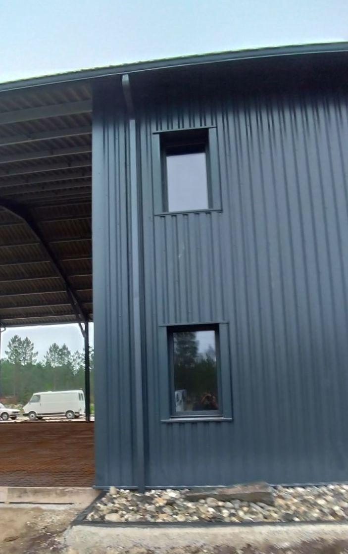 Façade d'un bâtiment avec un joint debout en aluminium noir.