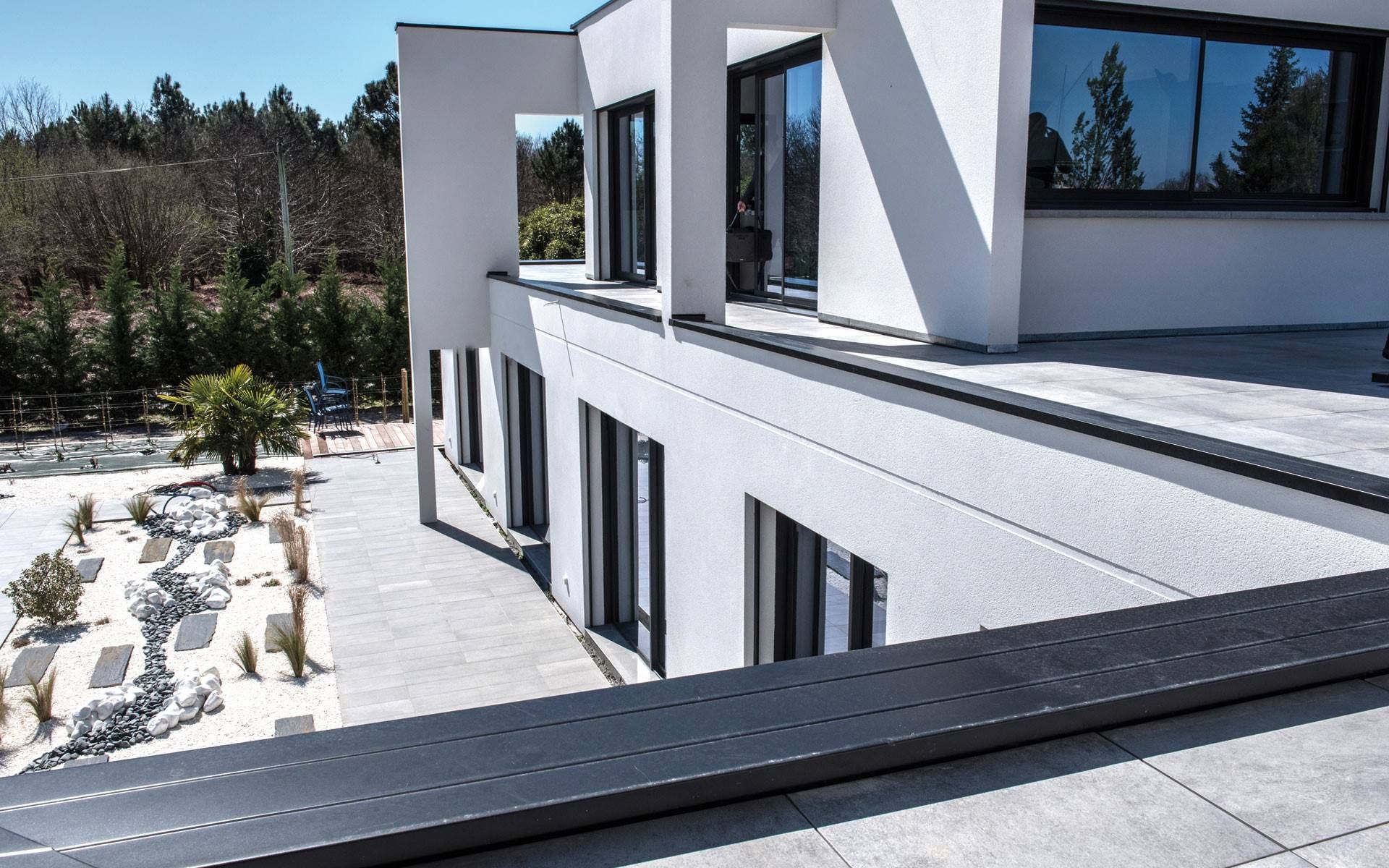 Habillage de maison en aluminium noir.