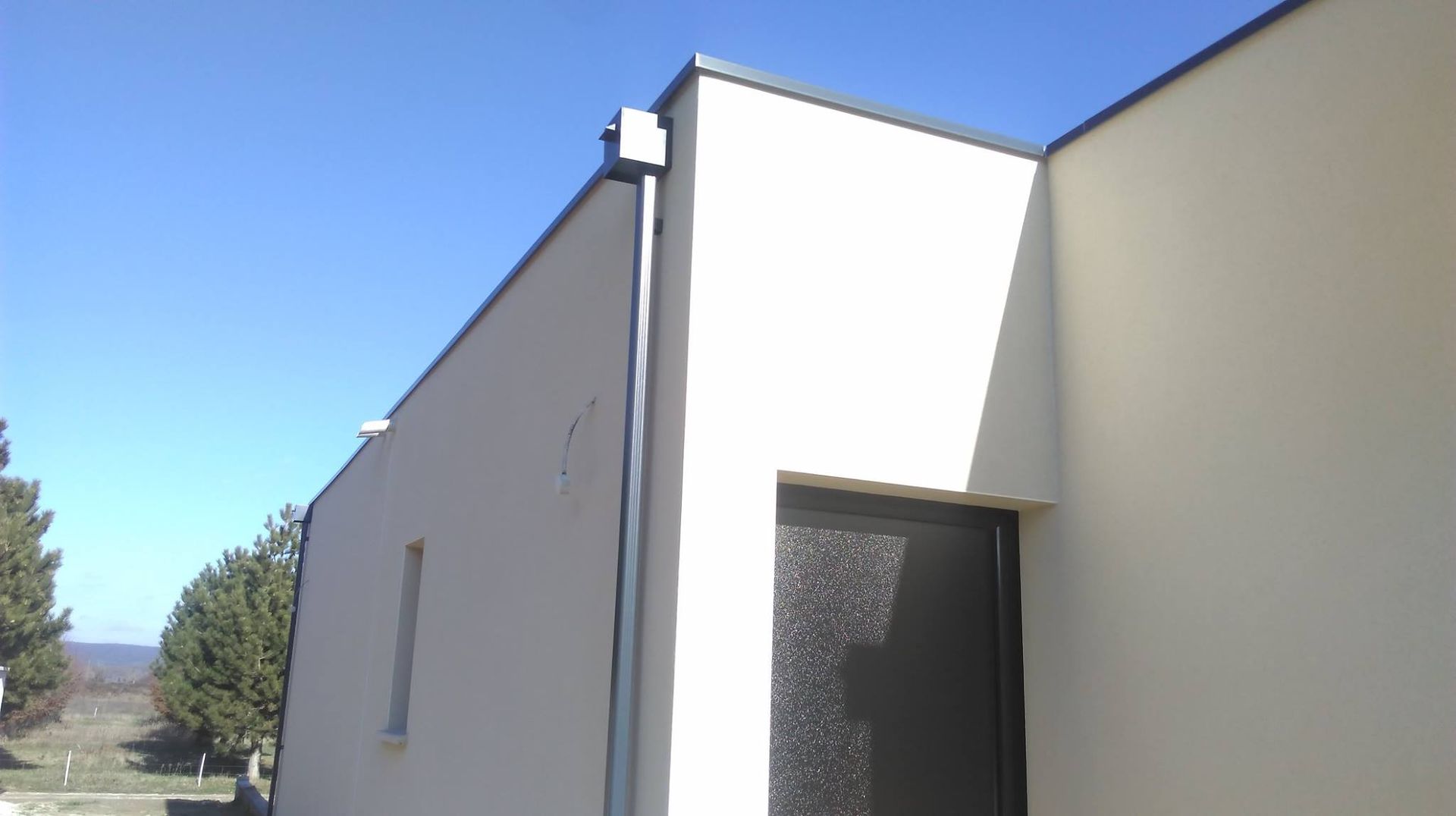 Boite à eau en métal.