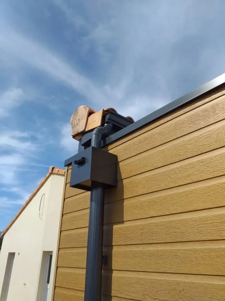 Lissage de goudron devant une propriété