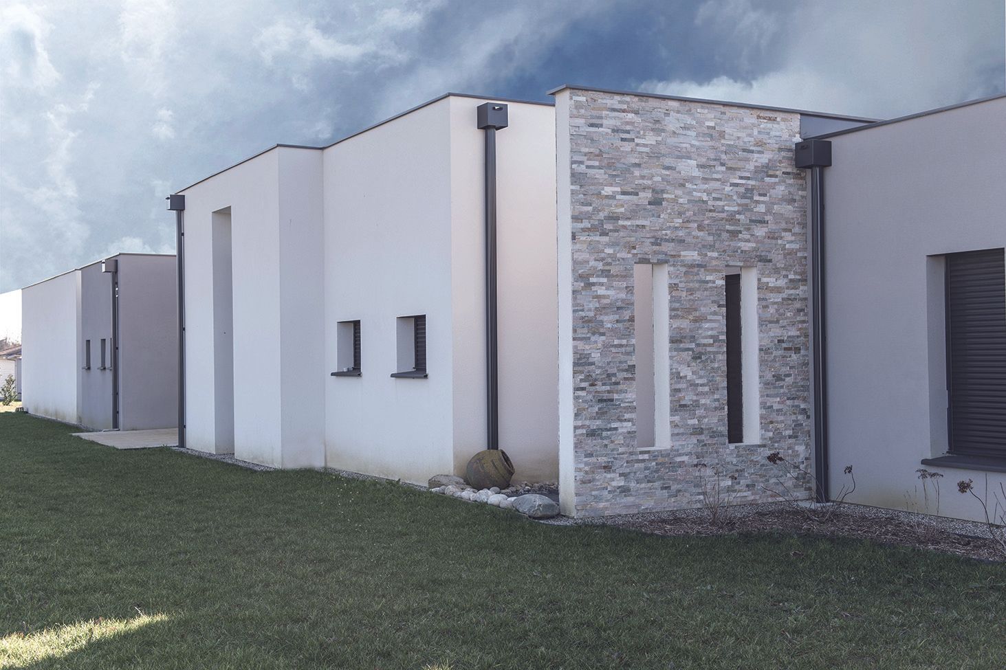 Une bâtiment avec de revêtement extérieur.