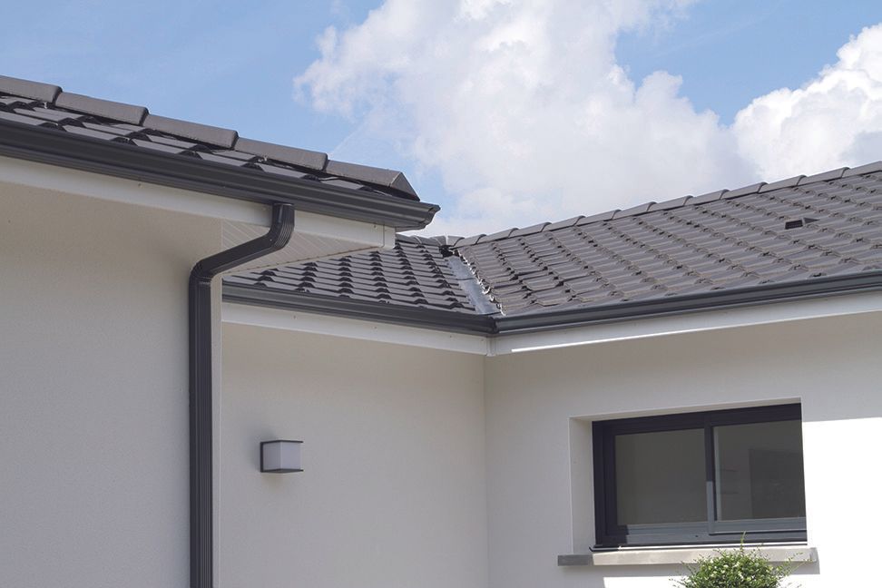 Gouttière de maison noire du modèle G300.