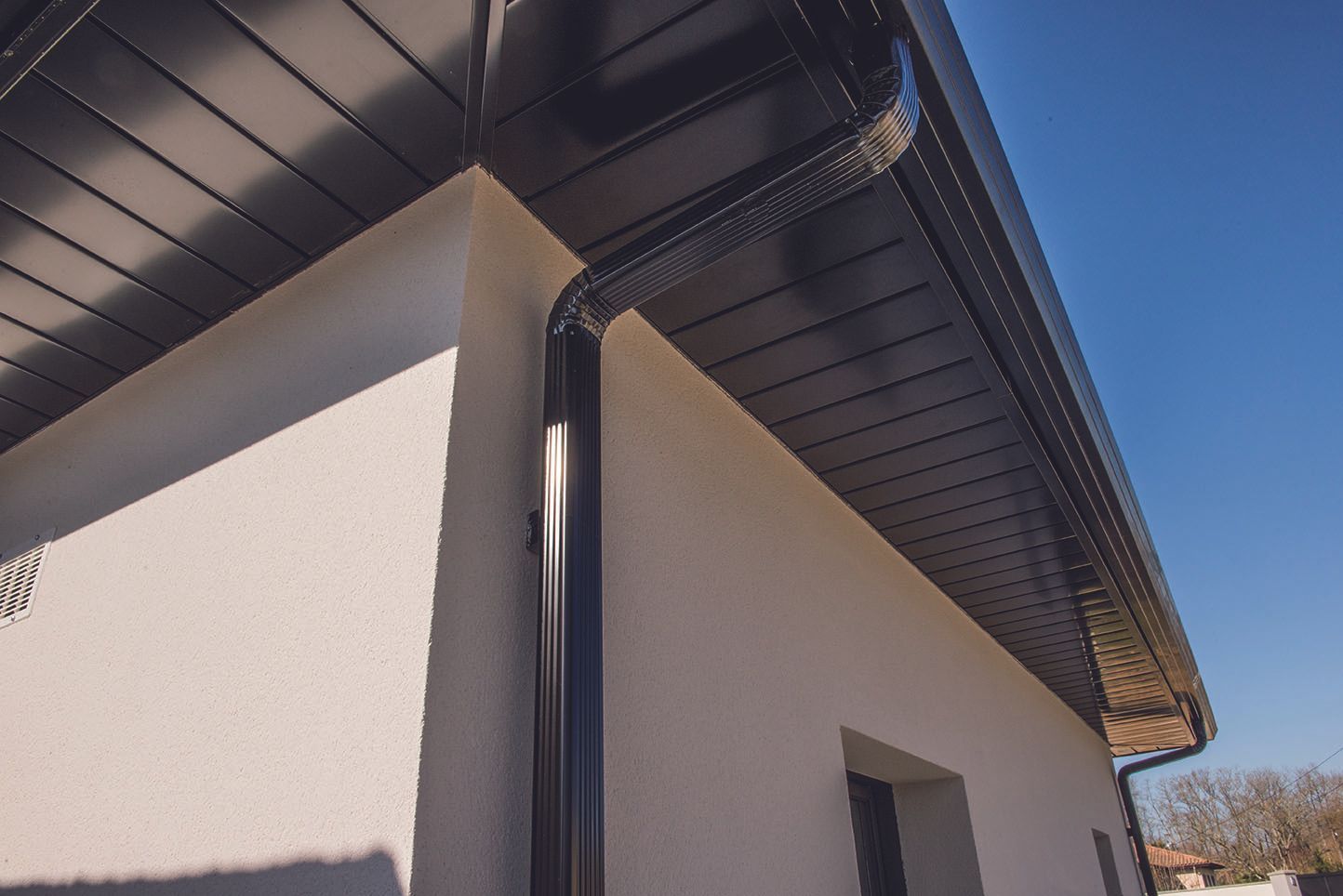 Une sous-face de toiture noire.