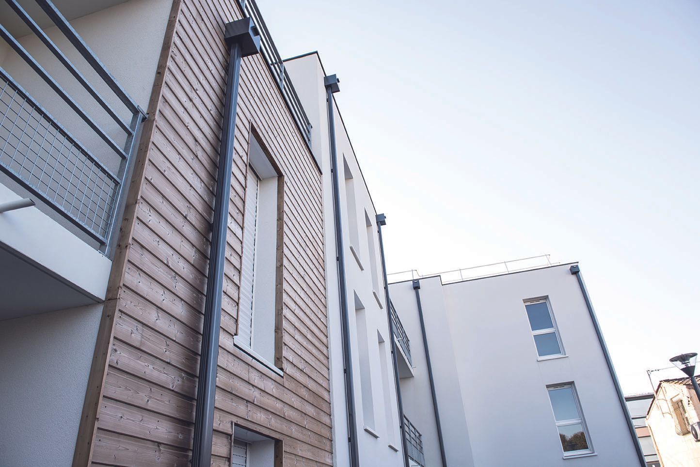 Immeuble avec du bardage en bois.