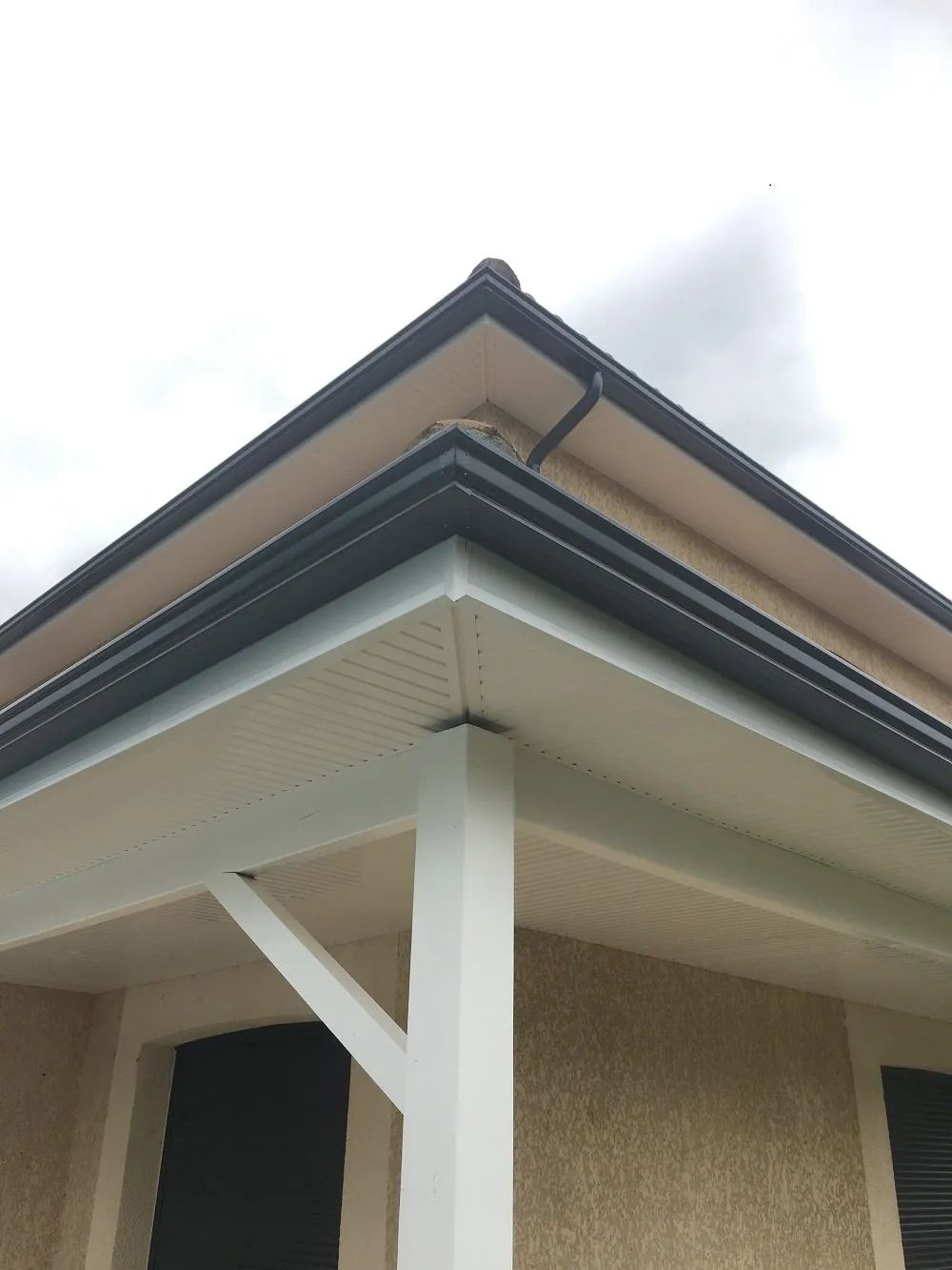 Coin de toiture avec protections et gouttières en aluminium.