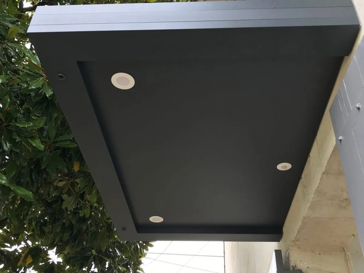 Toiture en travaux avec tuiles partiellement renouvelées