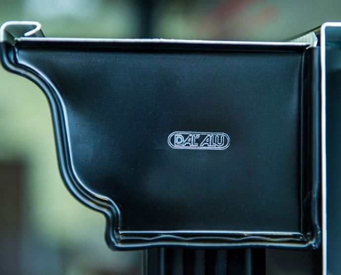 Corniche en aluminium noir de la marque Alu Diffusion.