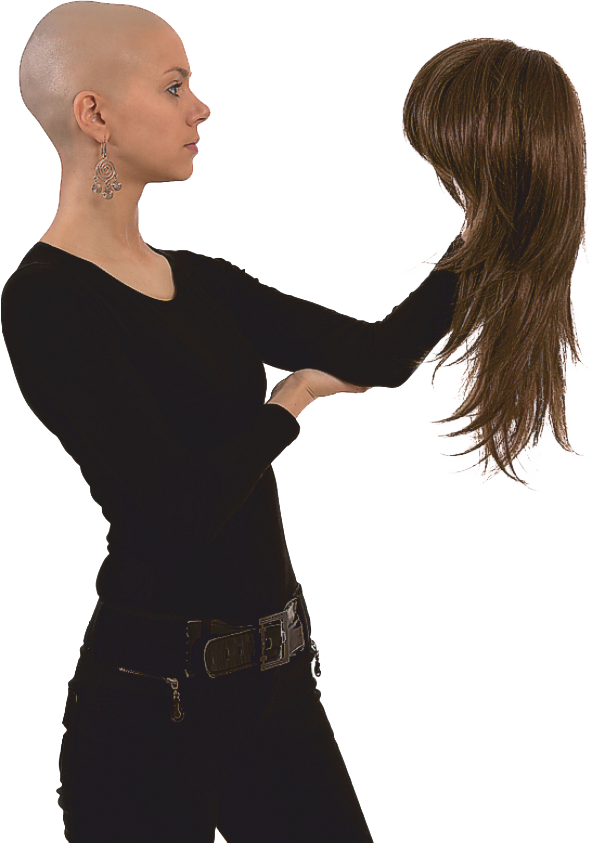 Frau ohne Haare hält Haarersatz in der Hand und blickt darauf