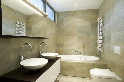 Salle de bains - double vasque - baignoire - carrelage - pierre