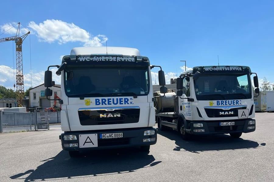 Zwei Breuer Trucks stehen auf einem Parkplatz