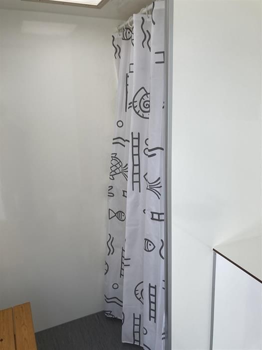 Badmobil Dusche mit Duschvorhang