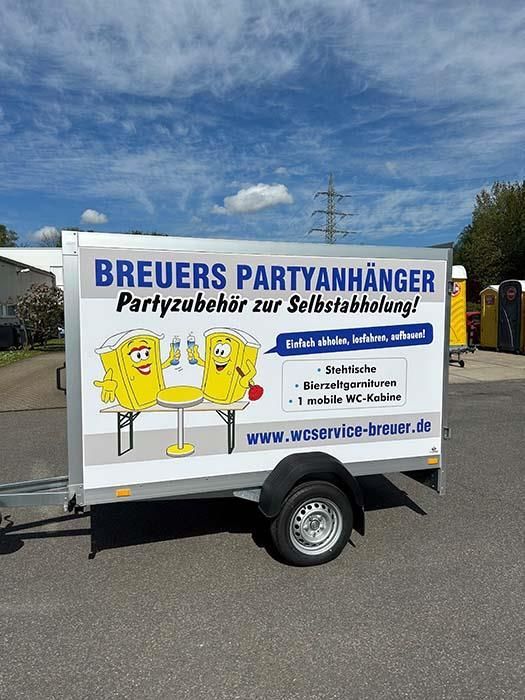 Ein Trailer mit der Aufschrift „Breuers Partyanhänger“