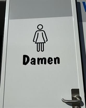 Eine weiße Tür mit dem Wort Damen darauf