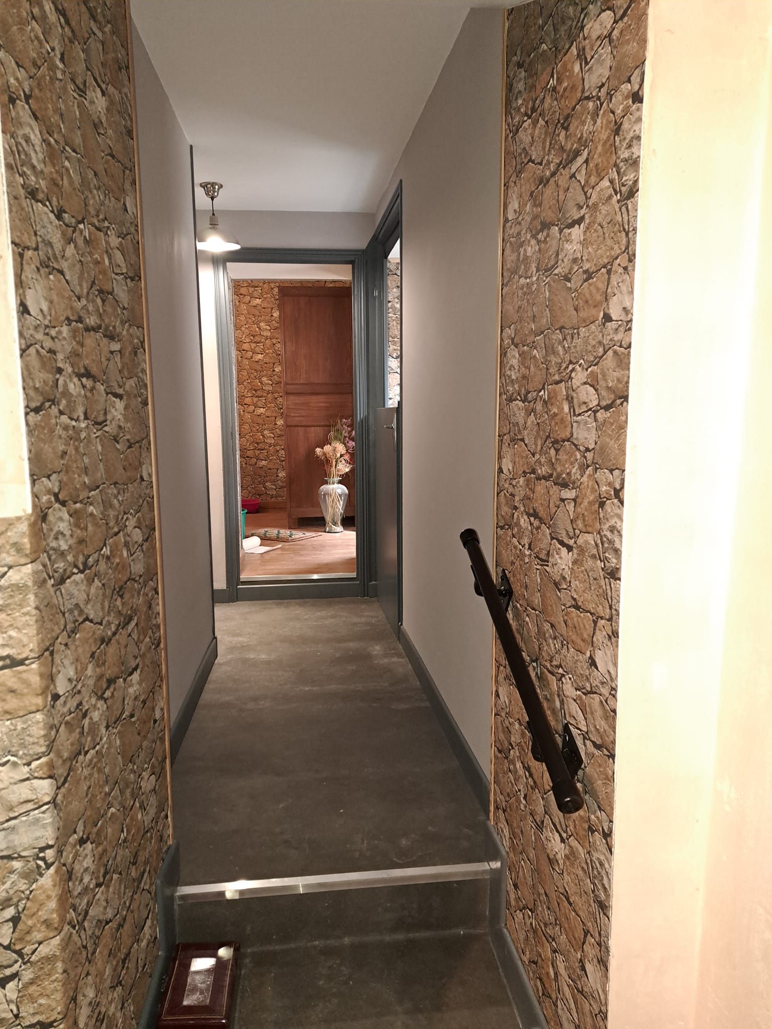 Pose de sol dans un couloir