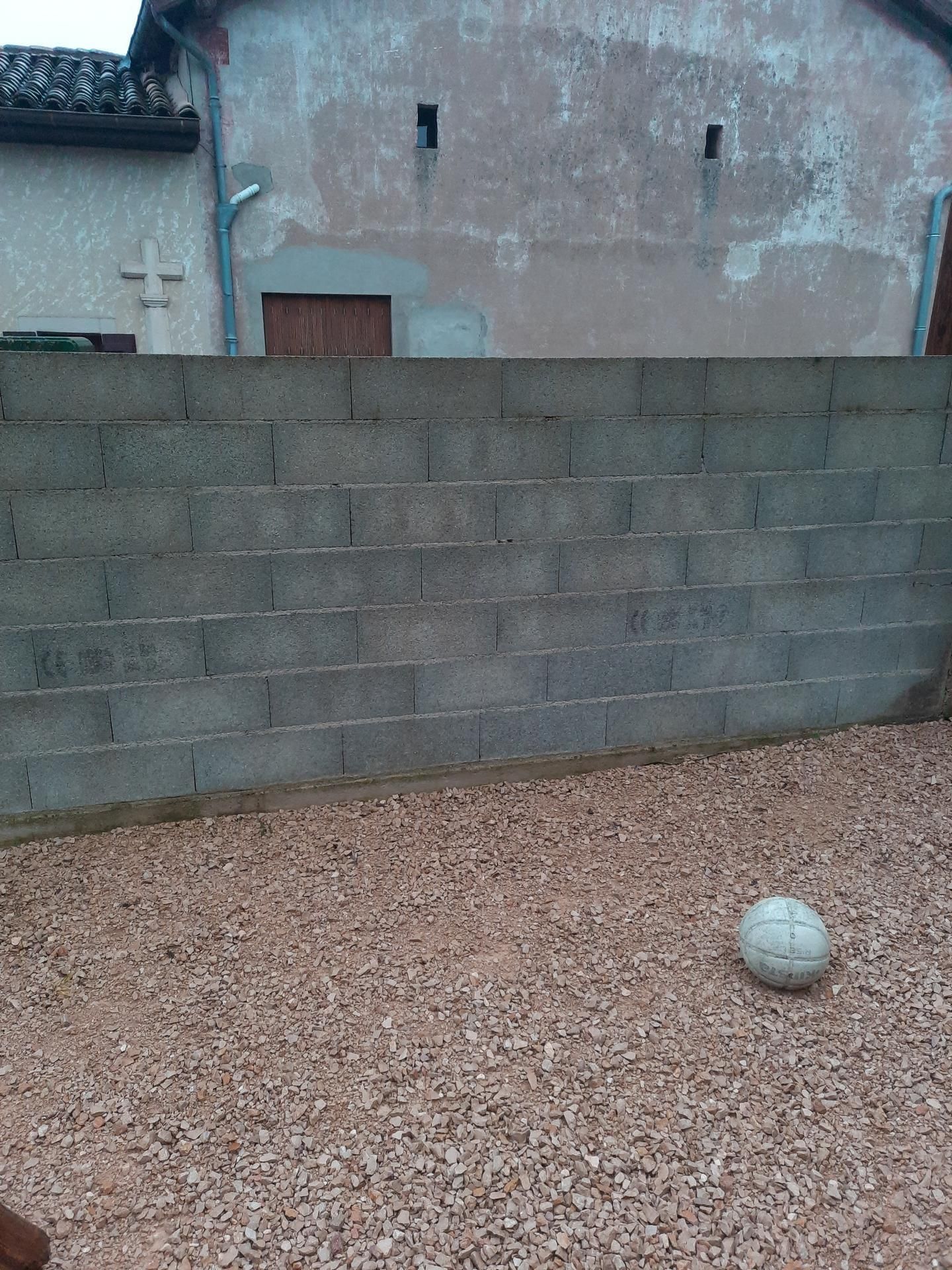 Mur de clôture en pierre