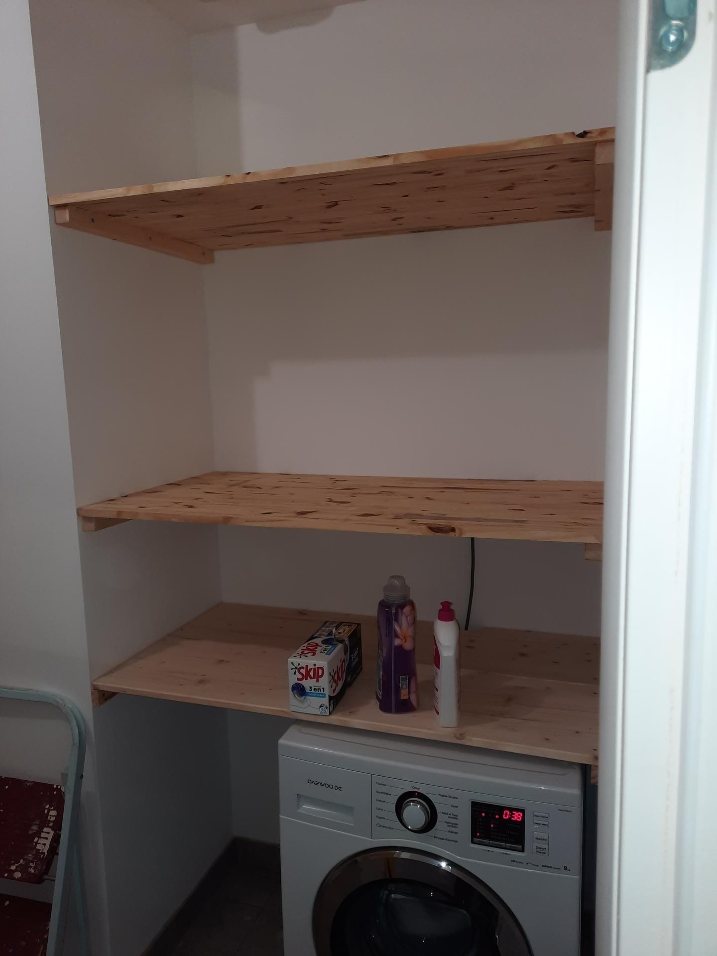 Étagères de buanderie