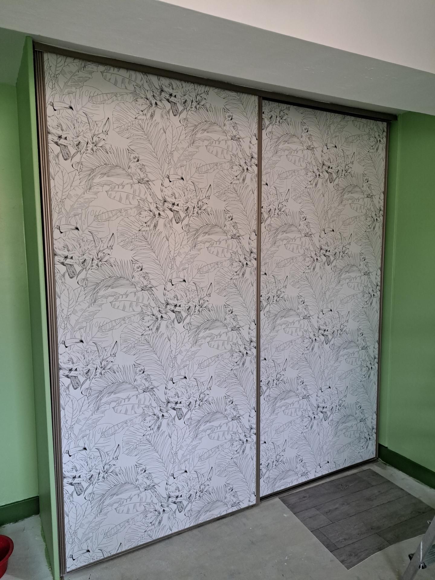 Tapisserie sur un placard