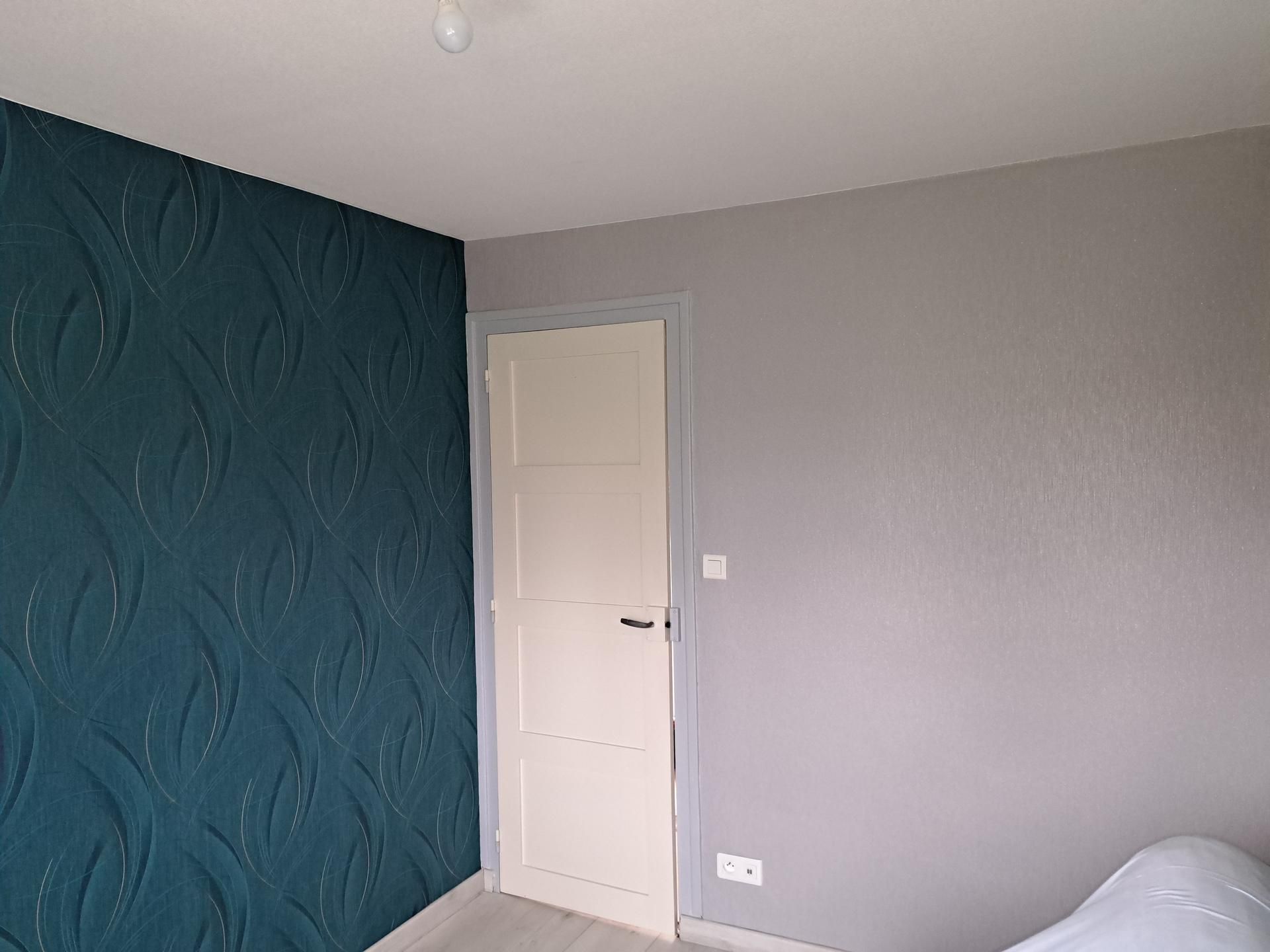 Peinture grise et tapisserie bleue