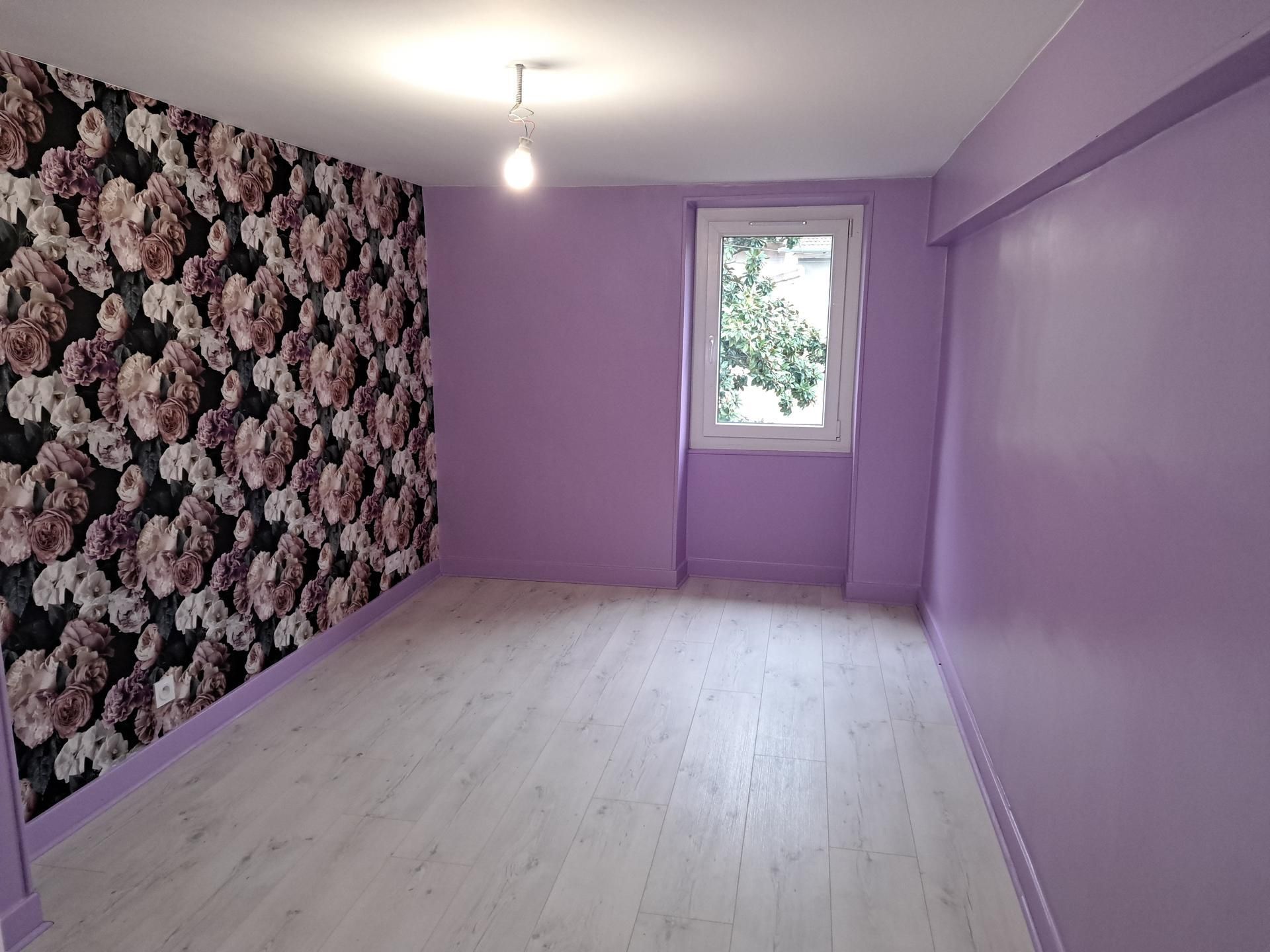 Peinture et tapisserie violette