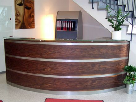 Empfangstresen in Holzoptik