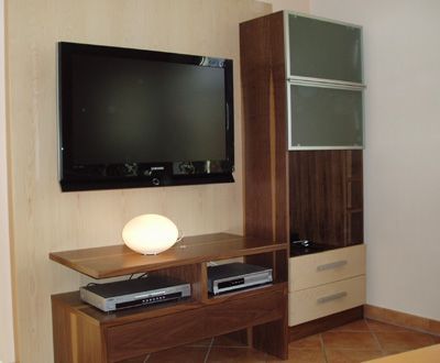 Wohnwand mit Fernseher