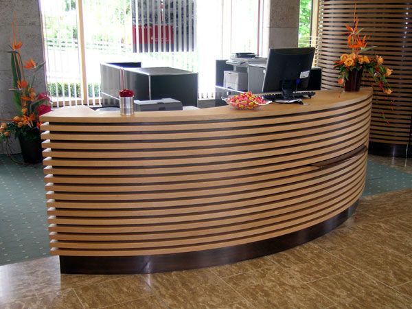 Empfangstresen in Holzoptik