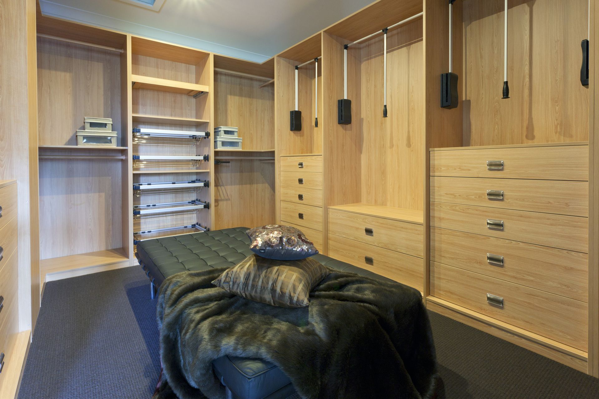 Ankleidezimmer in Holzoptik