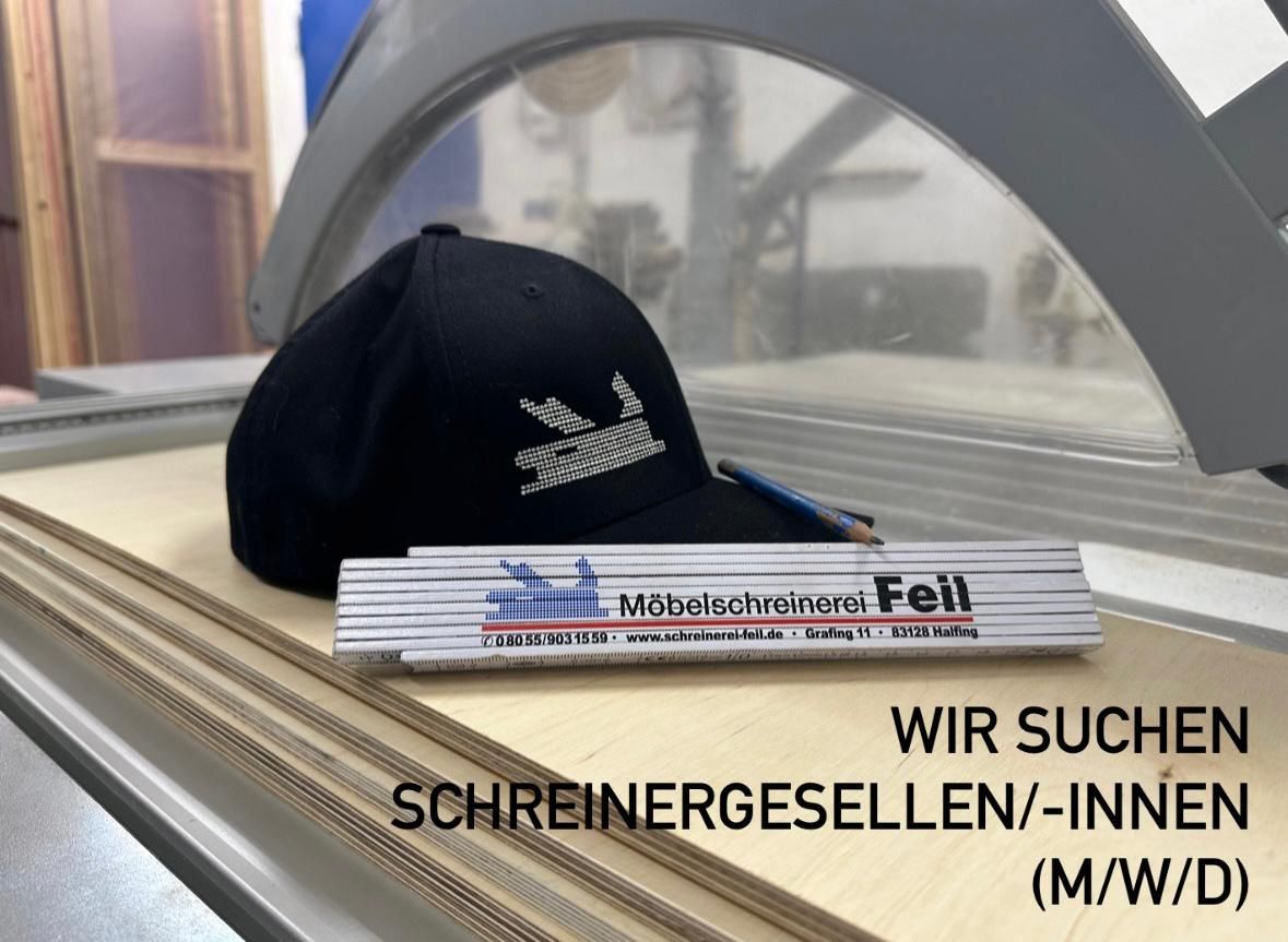 Firmenkappe und Holzplatten in moderner Schreinerei mit Holzbearbeitungsmaschine.
