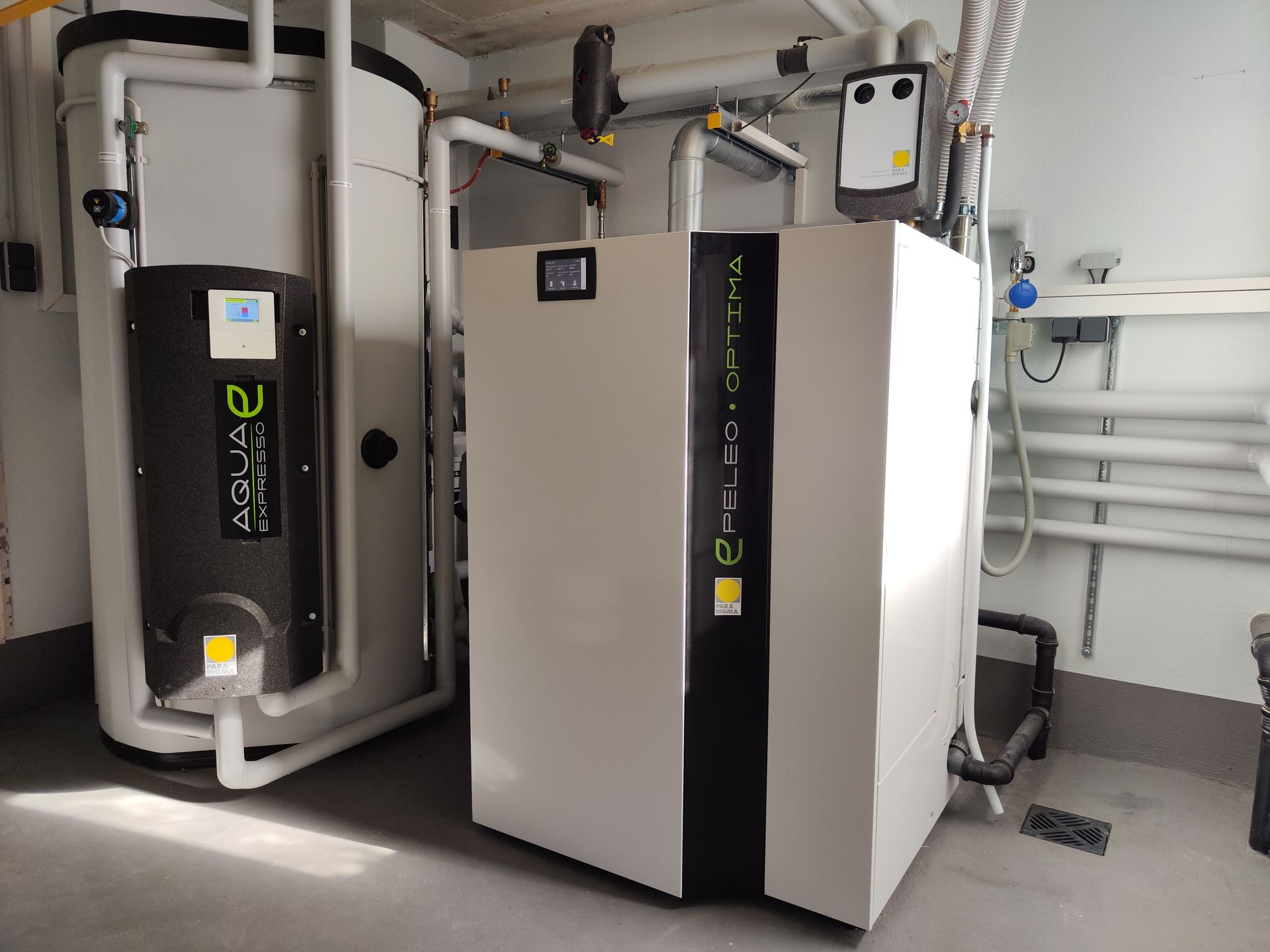 In einem Raum stehen zwei Warmwasserbereiter nebeneinander.