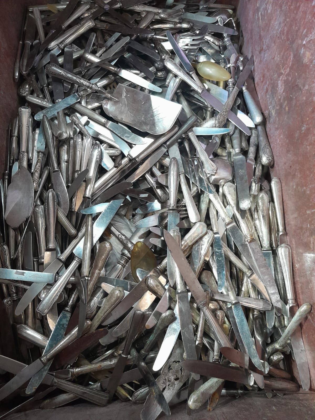 Des couverts en métal argenté