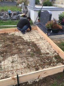 Préparation à la création d'une dalle béton avec coffrage et treillis