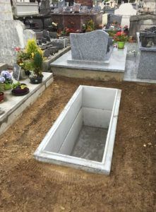 Réalisation d'une tombe avec coffre béton
