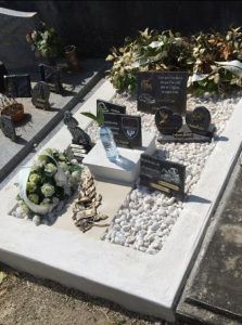 Ensemble de plaques et décorations funéraires