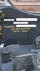 Application de peinture dorée sur les lettrages d'une stèle