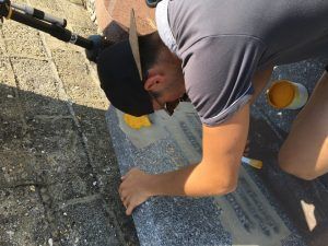 Création de décorations funéraires sur stèle