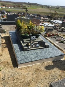 Tombe en granit avec décorations funéraires