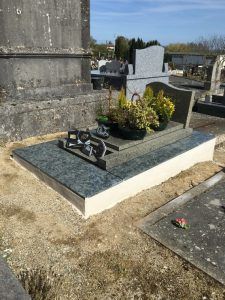 Sépulture avec paniers de fleurs et plaques