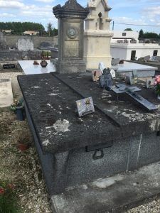 Sépulture ancienne à restaurer