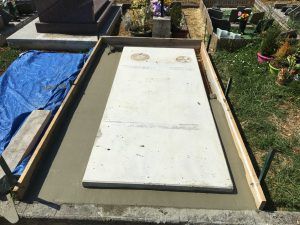 Réalisation d'une tombe avec dalle béton et coffrage